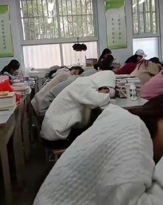 职高学生的真实课堂上课睡倒一片被职高分流真不值得同情,职高生上课睡觉